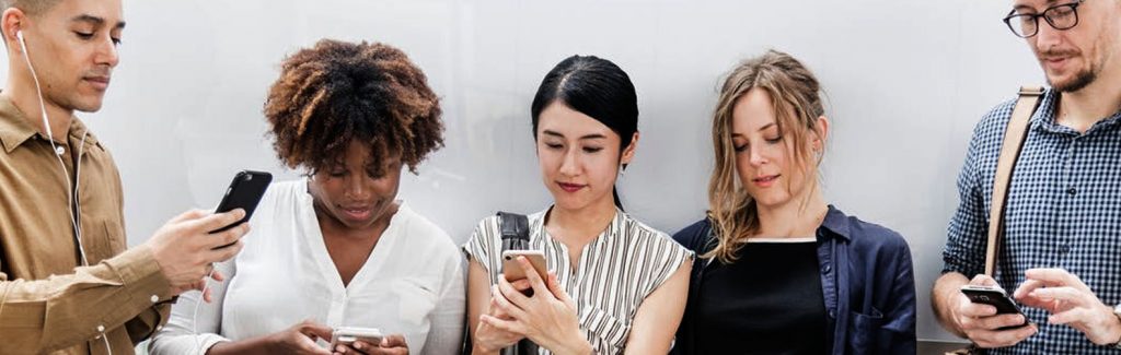 pessoas utilizando do celular para negocios